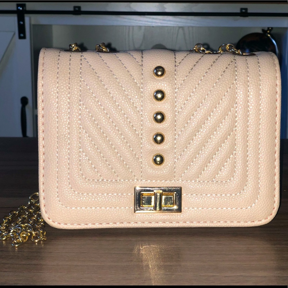 Selling a women’s crossbody purse.